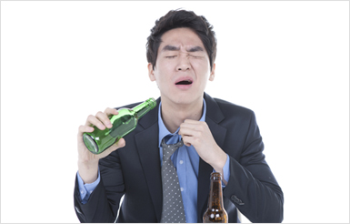 음주로 인해 고통을 느끼는 남자