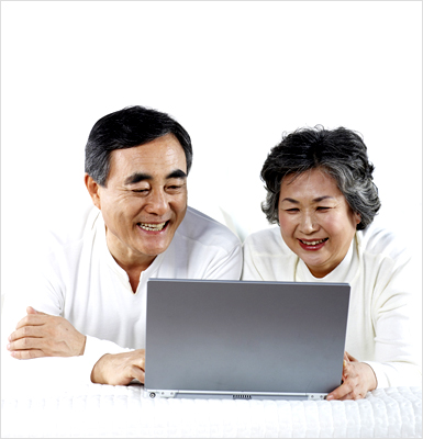 노부부가 함께 컴퓨터를 하고 있는 이미지
