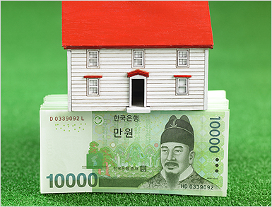 돈다발위에 집모형이 올려져있는 모습